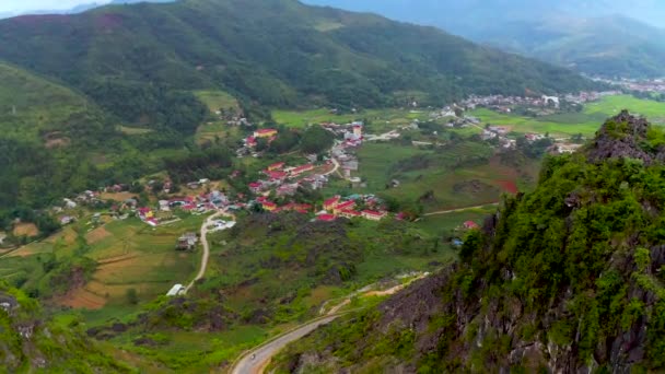 Медленное Раскрытие Сообщества Фермеров Расположенных Долине Туманных Горах Северного Вьетнама — стоковое видео