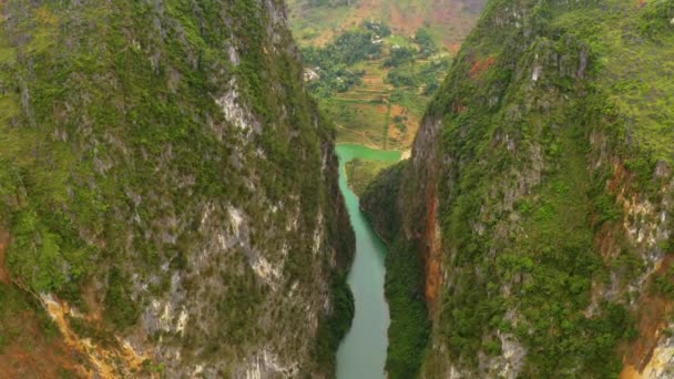 Luftaufnahme Über Steilen Canyonwänden Über Dem Wunderschönen Türkisblauen Grünen Wasser — Stockvideo