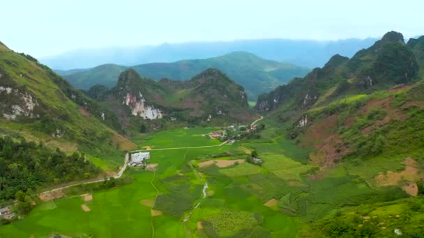 在越南北部多雾的山区 绿油油的稻田环绕着小村庄 马皮冷山口东凡喀斯特高原地质公园 教科文组织的世界遗产所在地 — 图库视频影像