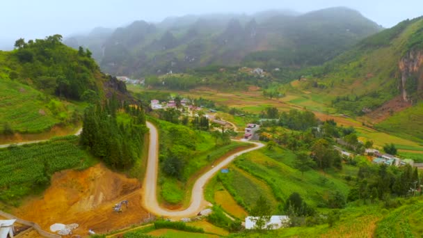 Aerial Dolly Forward Winding Road Cut Mountainside Misty Mountains Dong — Stock Video