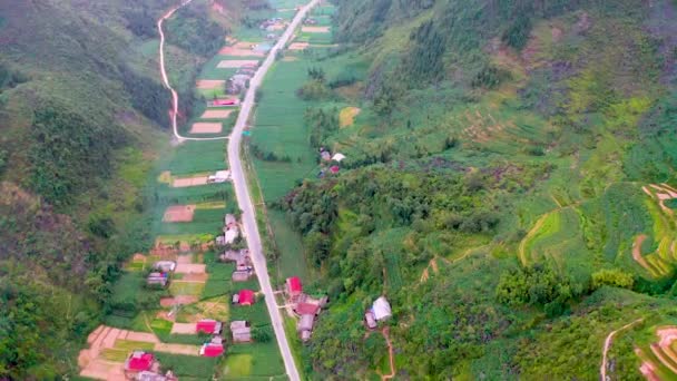 Uma Estrada Atravessa Exuberante Vale Vibrante Geoparque Planalto Dong Van — Vídeo de Stock