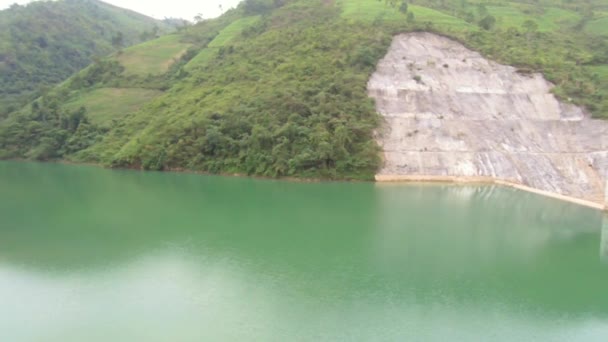 Гидроэлектростанция Находится Долине Создавая Голубовато Зелёное Озеро Горах Северного Вьетнама — стоковое видео