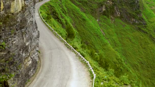北ベトナムの豪華な馬パイレン峠の山々にカットされた風光明媚な道路の角を明らかにする — ストック動画