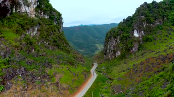 Una Strada Trafficata Taglia Attraverso Due Montagne Nel Nord Del — Video Stock