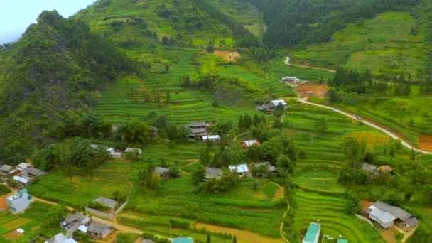 Aerial Dolly Forward Farmland Mountainside Looking Town Dong Van Leng — Stock Video