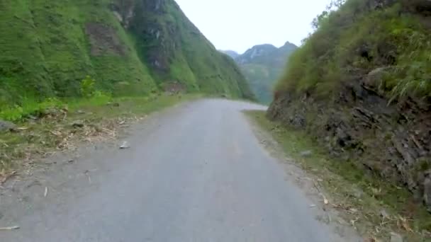Widok Pierwszej Osoby Wąskiej Krętej Drogi Która Przecina Góry Doliny — Wideo stockowe