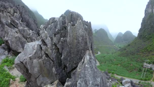 Медленное Выявление Извилистой Дороги Туманных Горах Северного Вьетнама — стоковое видео