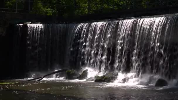 Statische Ansicht Des Künstlichen Wasserfalls Der Sanft Auf Felsen Und — Stockvideo