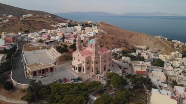 Voo Aéreo Para Trás Bela Igreja Topo Colina Syros Grécia — Vídeo de Stock