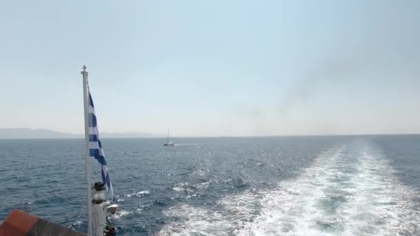 Bendera Yunani Melambai Dalam Angin Belakang Kapal Feri Laut Terbuka — Stok Video
