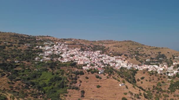 Aérea Hacia Atrás Mostrando Ioulida Village Isla Kea Grecia — Vídeos de Stock