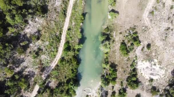 Πάνω Προς Κάτω Θέα Του Ποταμού Περιοχή Κολύμβησης Ένας Δρόμος — Αρχείο Βίντεο