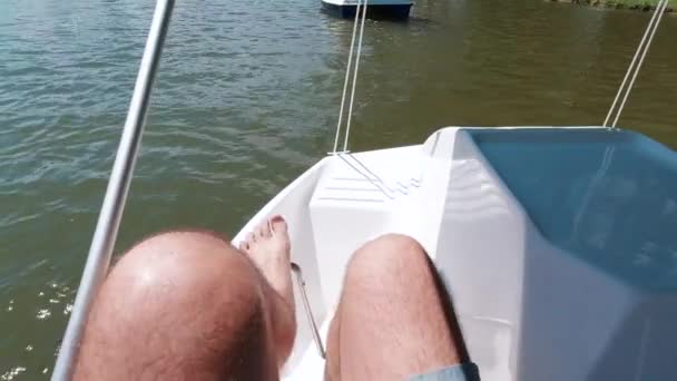 Pov Masculino Peludo Pés Chutando Paddleboat Lago — Vídeo de Stock