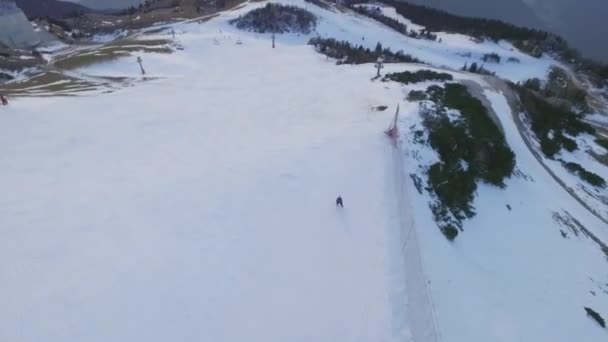 パノラマの空中スキーリフトとスキーエリアビュー 雲と山 昼間だ スロベニアのクルヴァヴェツ — ストック動画