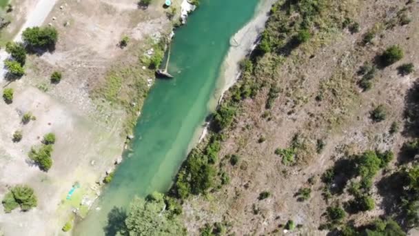 Kurkentrekker Uitzicht Omgevallen Boom Prachtig Blauw Groen Rivierwater Nivelleren Zweven — Stockvideo