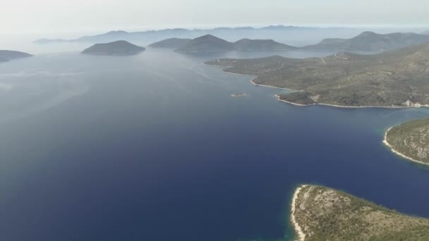 砂漠島とカラフルな海 ブリユニ公園クロアチア以上フライト — ストック動画