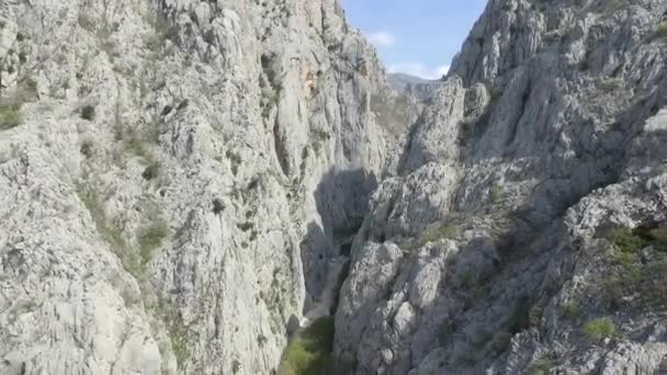 Повітряний Панорамний Вид Мальовничі Гори Самарске Штієне Пркопалі Хорватія — стокове відео
