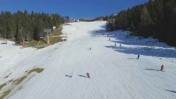 Vliegen Skilift Het Uitzicht Het Skigebied Overdag Krvavec Slovenië — Stockvideo
