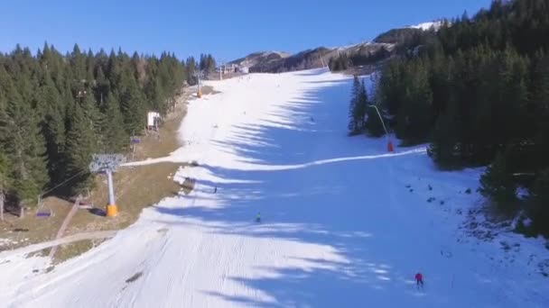 空中滑雪升降和滑雪区域的视野 Krvavec 斯洛文尼亚 — 图库视频影像