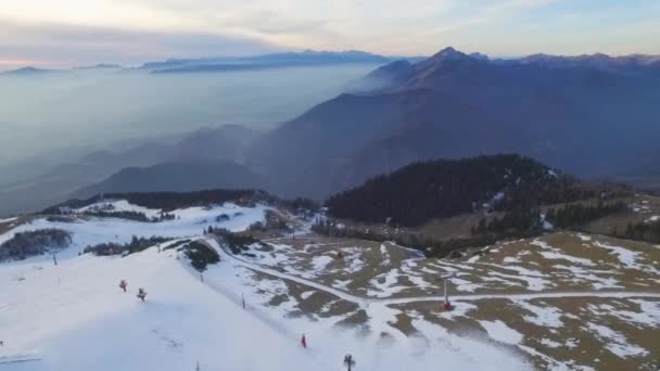 Ascensor Esquí Aéreo Panorámico Vistas Zona Esquí Nubes Montaña Durante — Vídeo de stock