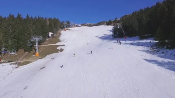 空中スキーリフトとスキーエリアビュー 昼間だ スロベニアのクルヴァヴェツ — ストック動画