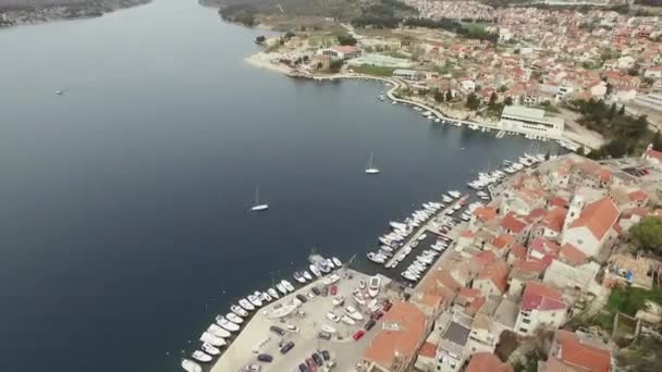 Sibenik Şehrinin Üzerinde Uçarken Eski Şehir Merkezi Sahil Manzarası Panoramik — Stok video