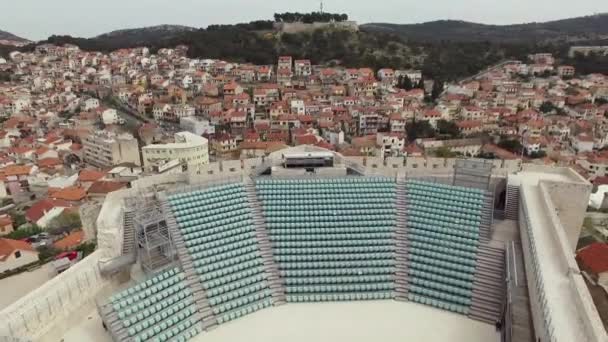 Vliegen Sint Michaël Fort Sibenik Aquatorium Panoramisch Uitzicht Kroatische Vlag — Stockvideo