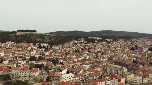 Volando Sobre Ciudad Sibenik Vista Panorámica Del Centro Histórico Costa — Vídeo de stock