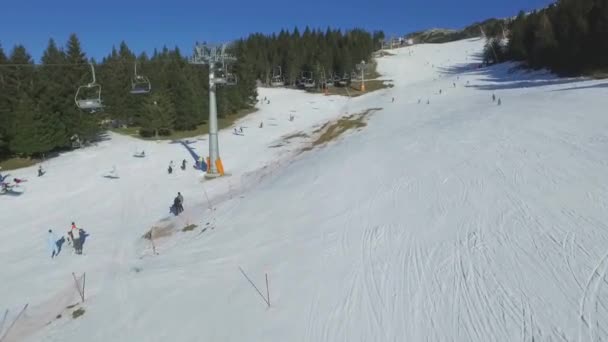 Flug Über Den Skilift Und Blick Auf Das Skigebiet Tagsüber — Stockvideo