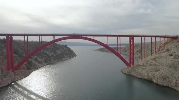 クロアチアのマレニカ橋 ジョージの赤い鉄橋 マレニカ海峡での眺め ドローンショット — ストック動画