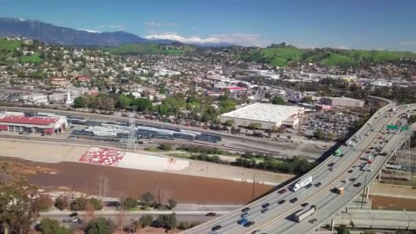 Luchtfoto Van Zuid Californië Voorsteden Met Snelweg Snijden Door Voorsteden — Stockvideo
