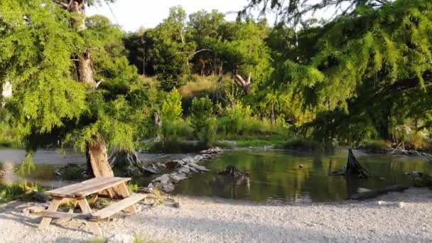 日落时分 低低地飞过野餐桌向河边的娱乐性游泳区飞去 Wimberly Tx的Blanco河的空中录像 — 图库视频影像