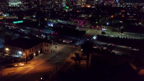 Воздушный Уклон Вверх Движения Шоссе Показать Центр Лос Анджелеса Горизонтом — стоковое видео