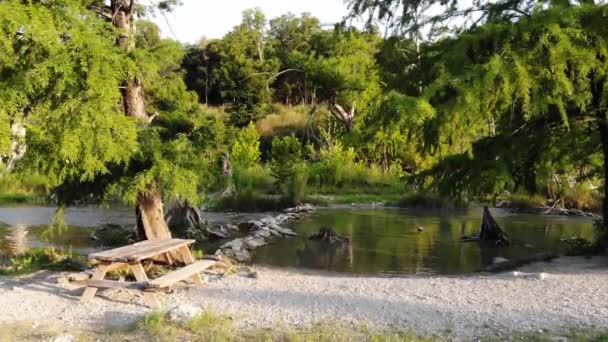 Při Západu Slunce Vznáší Piknikového Stolku Poblíž Rekreačního Koupaliště Řeky — Stock video