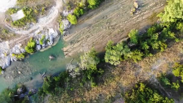 反時計回りにし 右に飛んで 下の石灰岩のセクションに向かって下の水は河床岩の多くのチャンネルを彫刻していた ウィンバリー Txのブランコ川の空中映像 — ストック動画