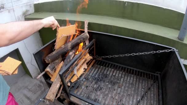 Slow Motion Video White Man Lighting Fire Paperboard Grill Sunny — Stock Video