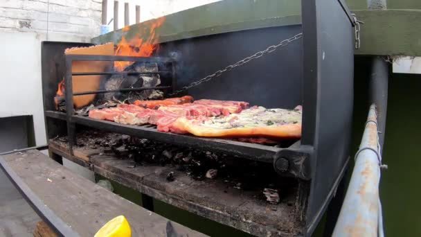 Tempo Homem Fazendo Assado Com Carvão Dia Ensolarado Churrasco Preto — Vídeo de Stock