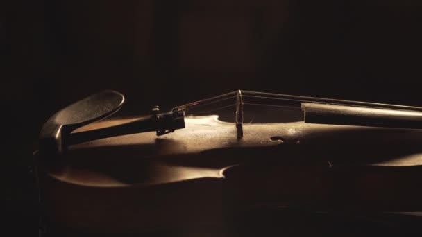 Eski Kemana Yakın Enstrüman Üzerinde Çarpıcı Işık Değişiklikleri Klasik Senfoni — Stok video