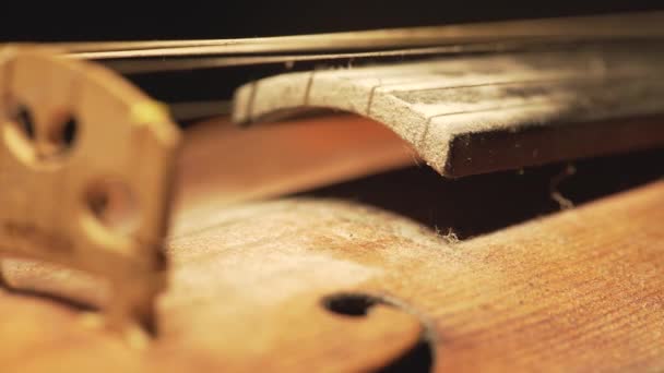 古いバイオリンを閉じて楽器に劇的な光の変化クラシックシンフォニーミュージックビデオ映像 — ストック動画