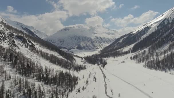 急な高い山の間のストリーム 道路や個々の家とアルパイン渓谷 空中射撃 — ストック動画