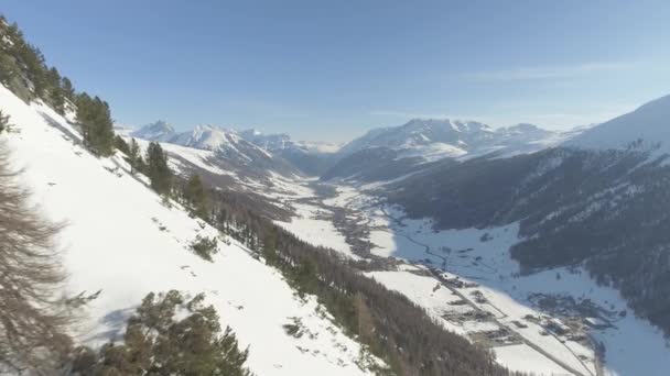 意大利Livigno村的空中景观 位于高山和陡峭山脉之间的高山谷地 — 图库视频影像