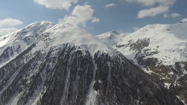 Scatto Aereo Forte Pendenza Vetta Innevata Nelle Alpi Italiane Rivelazione — Video Stock