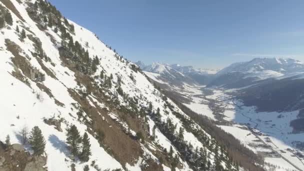 意大利Livigno村的空中景观 位于高山和陡峭山脉之间的高山谷地 — 图库视频影像