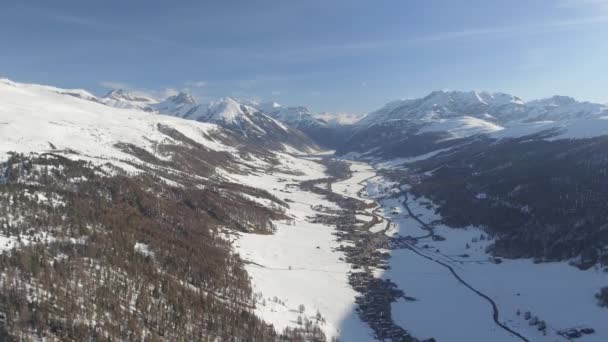 イタリアのリヴィーニョ村の空中風景 高い山と急な山の間の高山の谷に位置 — ストック動画