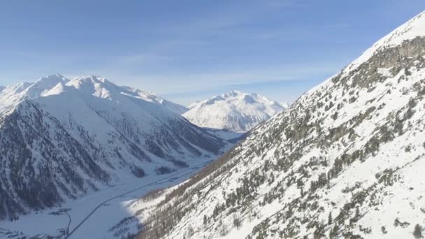 Aerial Shot Mountain Valley Settlement Road Placed Steep Alpine Slopes — Stockvideo