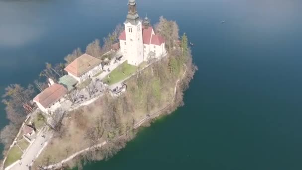 Vista Aérea Isla Con Una Pequeña Iglesia Situada Medio Del — Vídeos de Stock