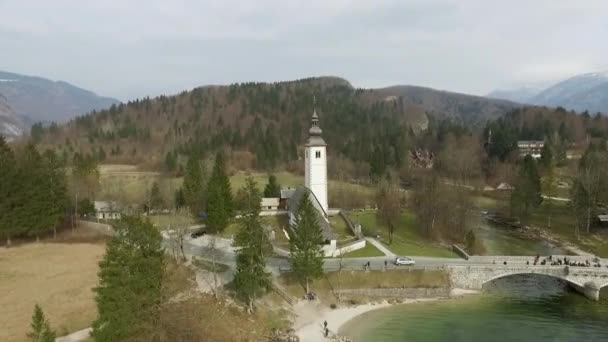 Drónkilátás Bohinj Hídja Temploma Körül Szlovéniában — Stock videók