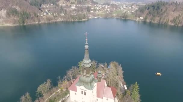 スロベニアのブレッド湖の真ん中にある小さな教会で島を飛んでいます — ストック動画