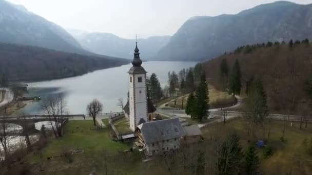 Slovenya Nın Bohinj Gölü Ndeki Köprü Kilisenin Insansız Hava Aracı — Stok video