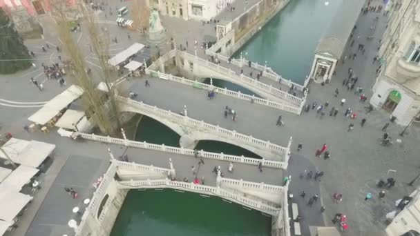 市中心卢布尔雅那三桥Tromostovje的空中景观 — 图库视频影像